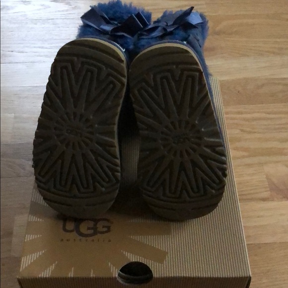 UGG Toddler Bailey Bow Boots - Picture 6 of 6